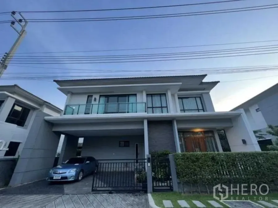 独立式住宅 出租在Mueang Nonthaburi, Nonthaburi - 两层独栋别墅外观，带电动门车棚与阳台。