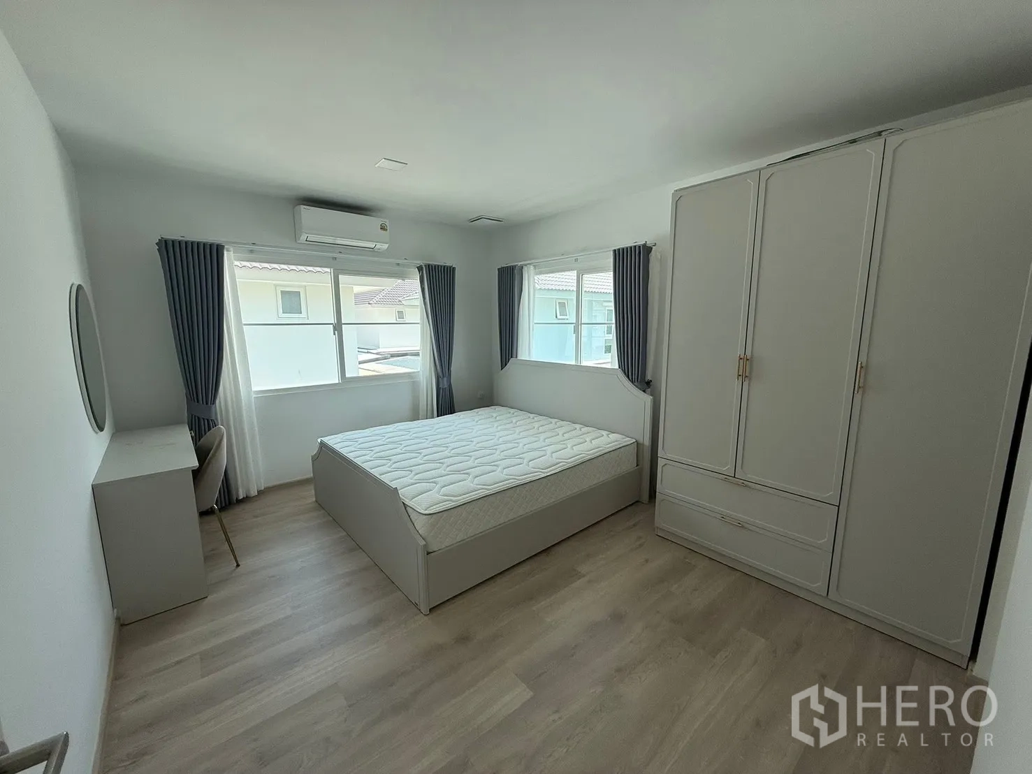 บ้านเดี่ยว for rent in Bang Phli, Samut Prakan - ห้องนอนกว้างมีเตียง ตู้เสื้อผ้า โต๊ะทำงาน หน้าต่างและเครื่องปรับอากาศ