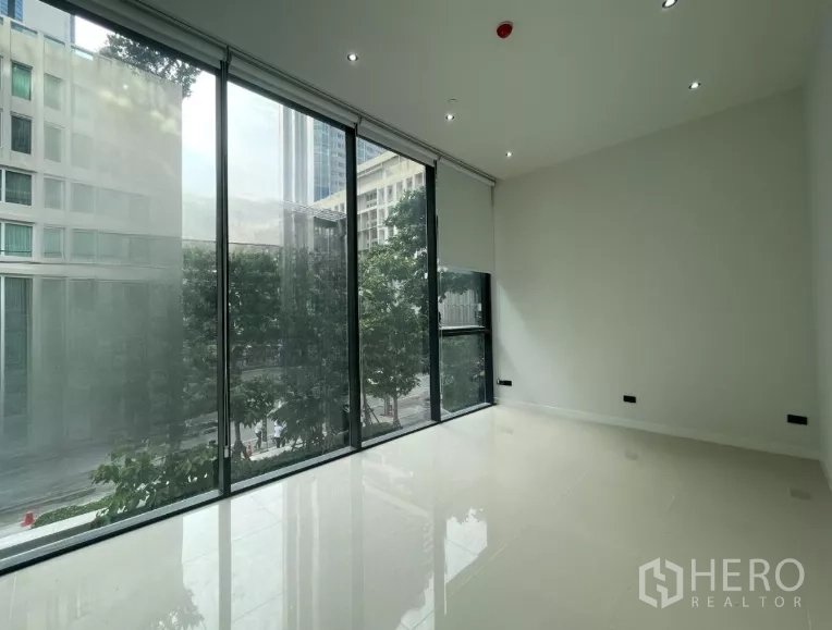 零售空间 出租 - 转角房，大窗与卷帘，可观城市景观。