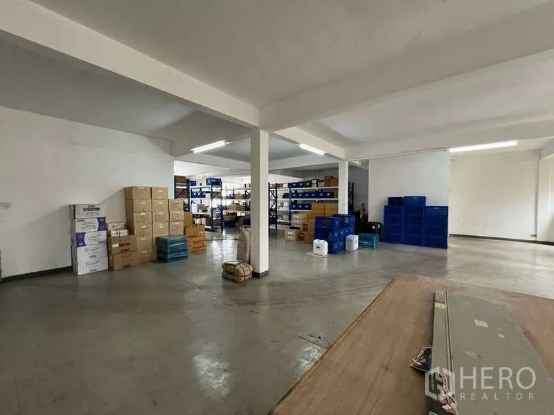 店屋 出租或出售在Khlong Toei, Bangkok - 开放式楼层作为仓储使用，柱体与日光灯照明。