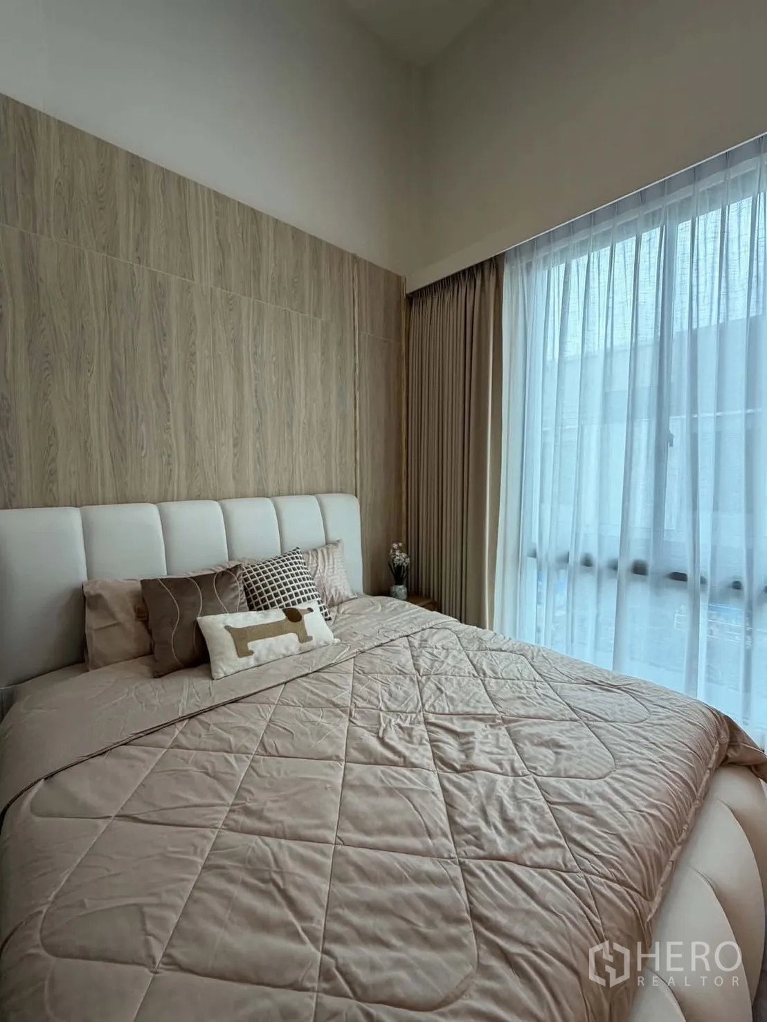 ทาวน์เฮาส์ for rent in Bang Phli, Samut Prakan - เตียงหัวบุซอฟท์ติดผนังลายไม้และผ้าม่านโปร่ง