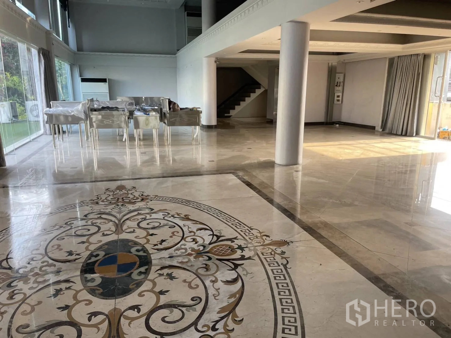 带办公室的家 出租或出售在Huai Khwang, Bangkok - 采光充足的大堂，拼花大理石地面、楼梯与大面积玻璃墙