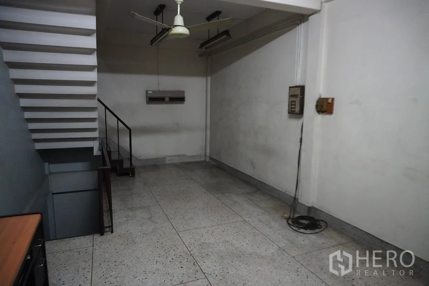 อาคารพาณิชย์ ให้เช่าในWatthana, Bangkok - ห้องยาวใต้บันได พื้นเทอราซโซและพัดลมเพดาน