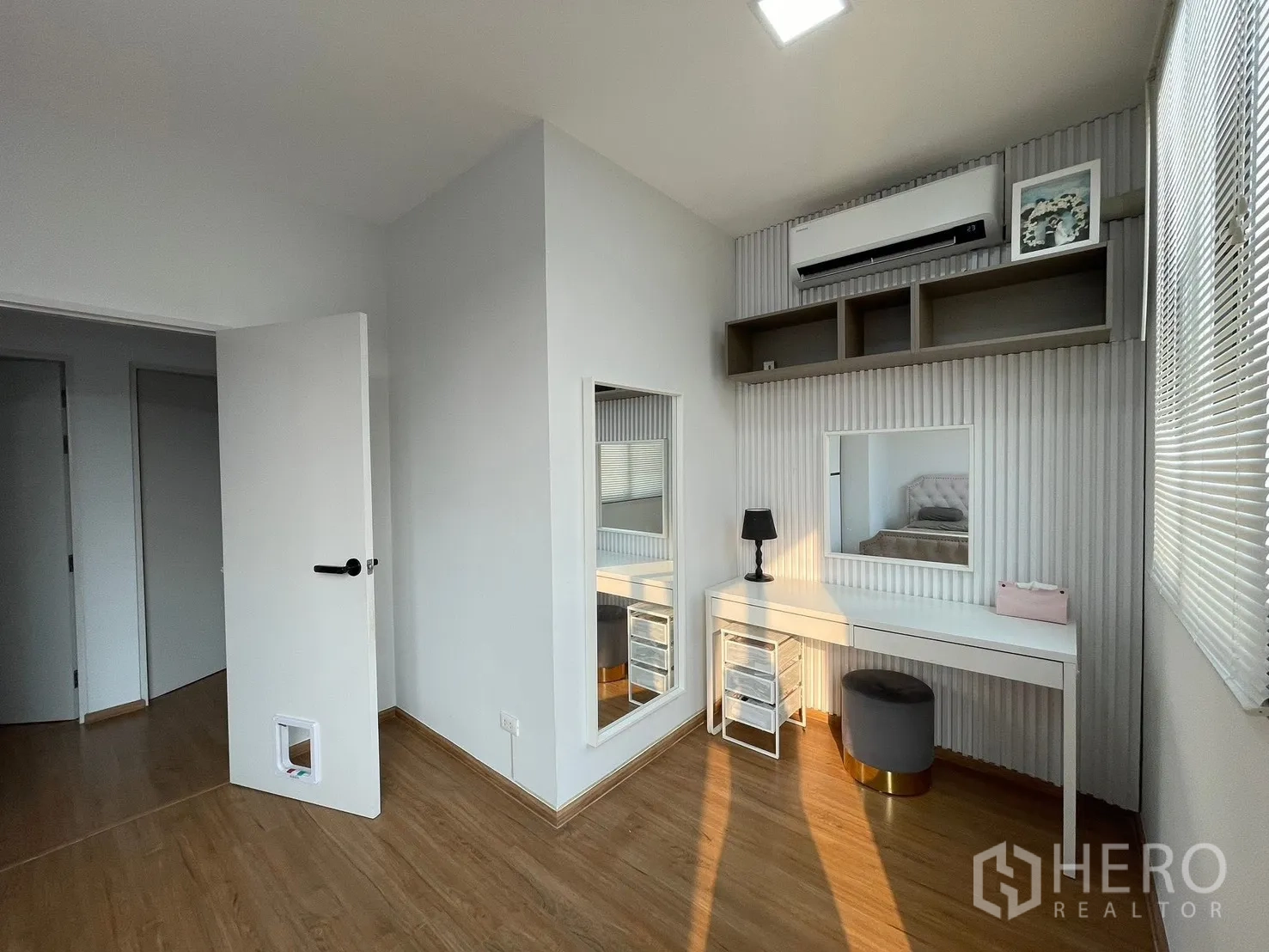 ทาวน์เฮาส์ for rent in Bang Phli, Samut Prakan - ห้องนอนรองพร้อมโต๊ะเครื่องแป้ง กระจกบานใหญ่ ชั้นลอย และเครื่องปรับอากาศ