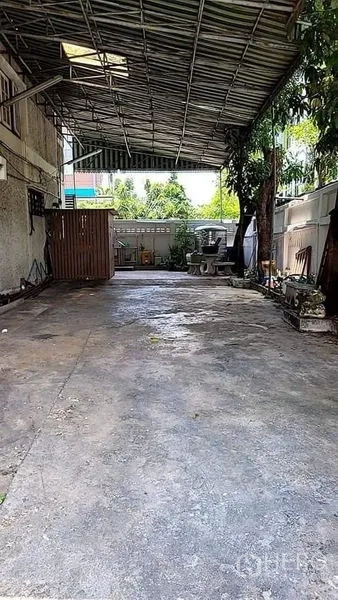 บ้าน ให้เช่า - โรงจอดรถและลานคอนกรีตหลังคาเมทัลชีท กว้างขวาง มีต้นไม้