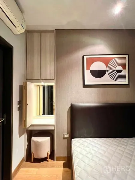 คอนโด ให้เช่าหรือขาย - ห้องนอนมีโต๊ะเครื่องแป้งบิวท์อิน สตูล ตู้เก็บของ ภาพแขวน ข้างหัวเตียงหุ้มหนัง