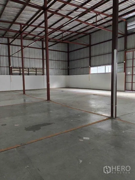 货栈 出租在Bang Kapi, Bangkok - 工业空间带柱网布局、侧窗，地面面积充裕便于货架摆放。