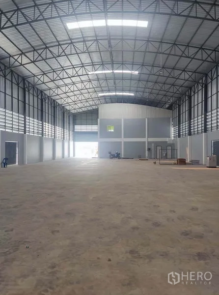 โรงงาน ขายในMueang Samut Sakhon, Samut Sakhon - ฮอลล์โกดังขนาดใหญ่ หลังคาโค้งโลหะ มีออฟฟิศชั้นลอยและประตูรับส่งสินค้า