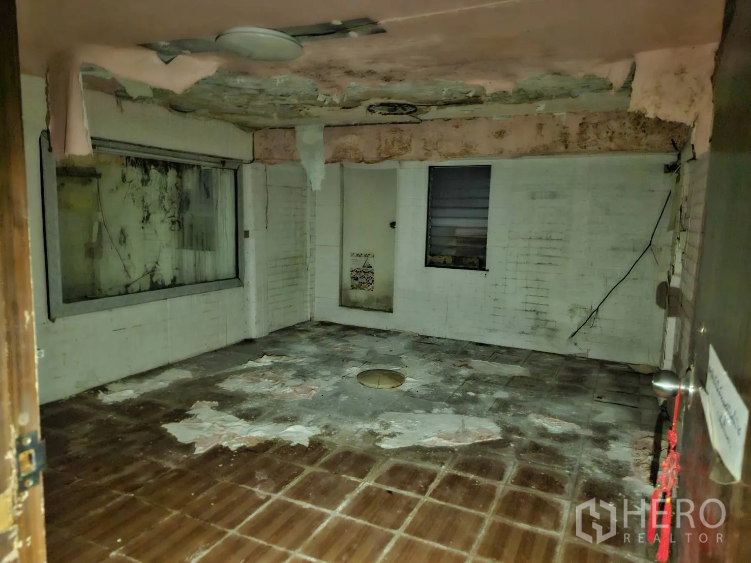 Shophouse for rent in Bang Rak, Bangkok - Room with tiled floor and peeling ceiling surfaces, suitable for refurbishment.