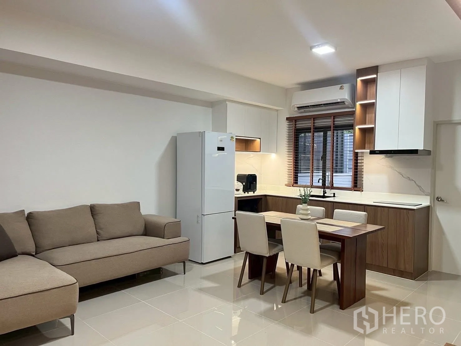 ทาวน์เฮาส์ for rent in Bang Phli, Samut Prakan - พื้นที่ครัวและทานข้าวพร้อมตู้เย็น ตู้บิลท์อิน และมู่ลี่หน้าต่าง.