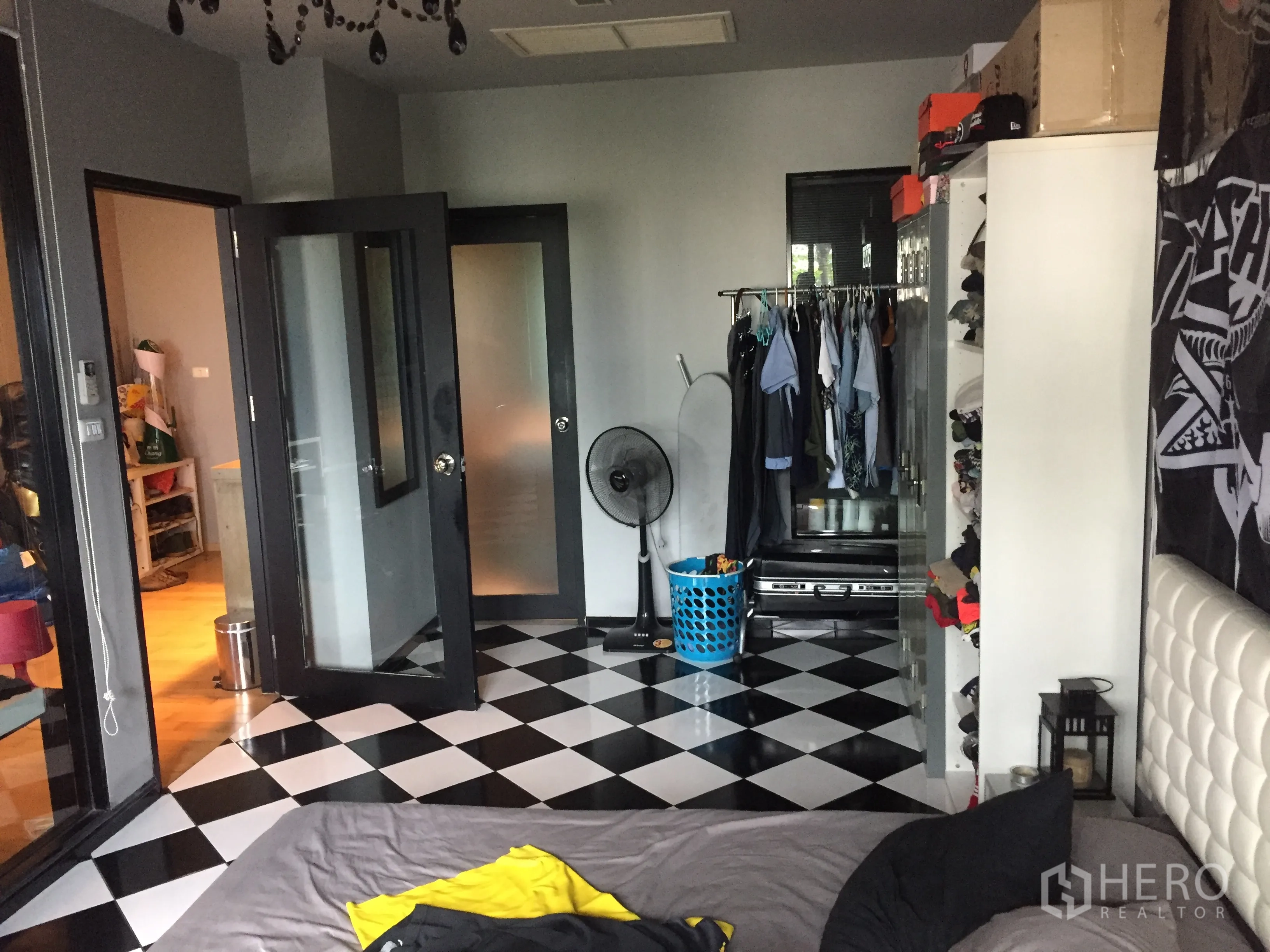 公寓 出租或出售在Watthana, Bangkok - 卧室配黑白棋盘格地砖、玻璃门与开放式衣架。