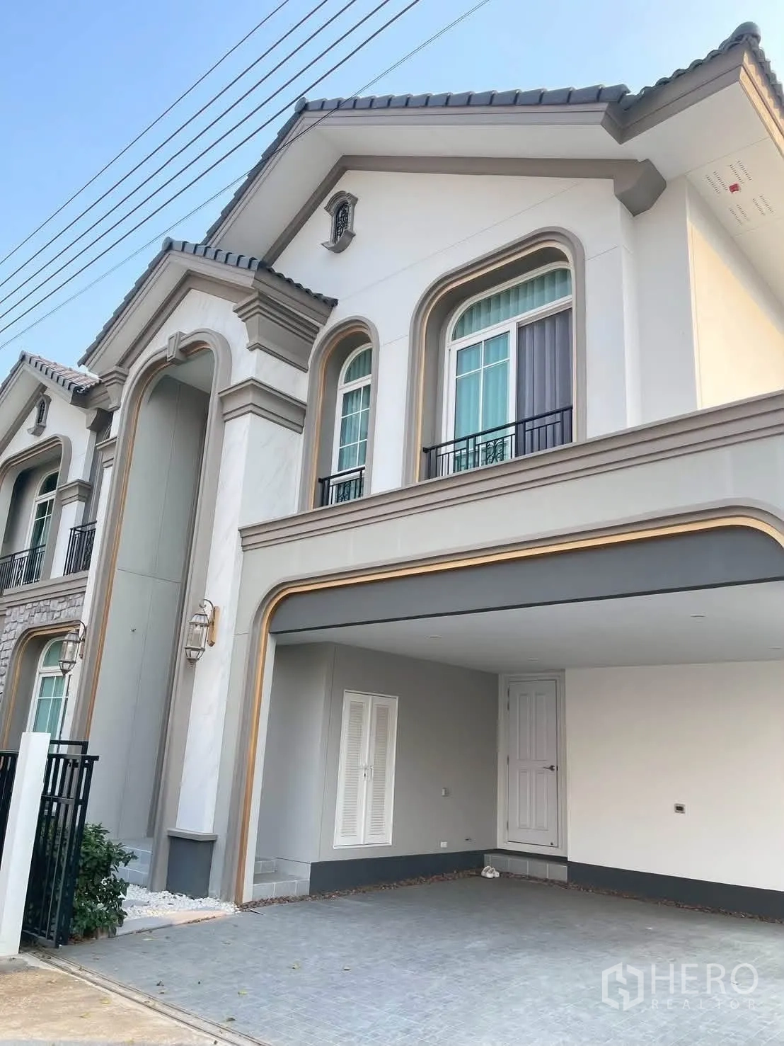 Detached House for rent or sale in Bang Phli, Samut Prakan - Front façade close-up showing arched detailing and sheltered parking bay.