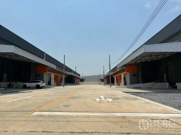 Warehouse for rent in Bang Phli, Samut Prakan - Wide internal road between warehouse blocks suitable for container trucks.