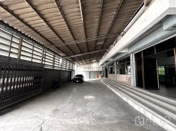 Factory for rent in Bang Phli, Samut Prakan - Wide covered driveway for truck parking beside the office frontage and steps.