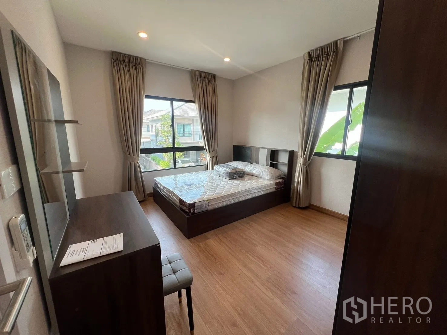 บ้าน ให้เช่าในBang Phli, Samut Prakan - ห้องนอนมุมบ้าน หน้าต่างบานใหญ่ เตียง โต๊ะทำงาน และตู้เสื้อผ้า รับแสงธรรมชาติ
