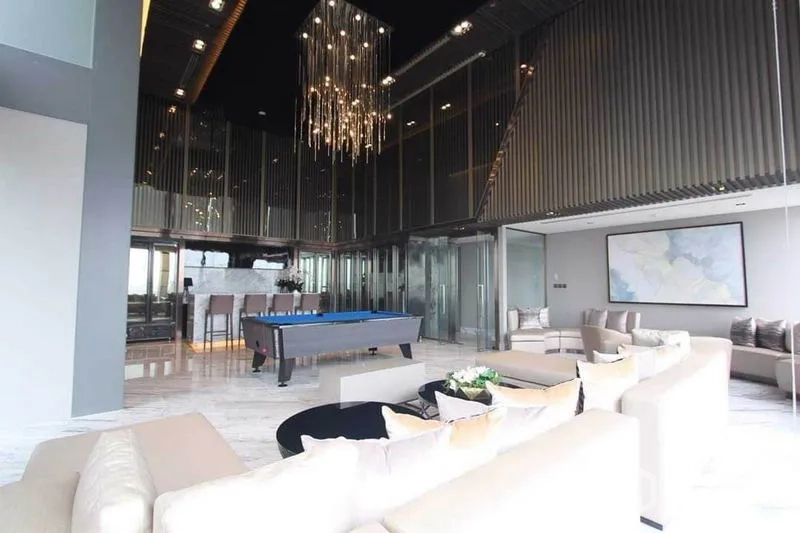 คอนโด ให้เช่าในHuai Khwang, Bangkok - สกายเลานจ์หรูด้วยโคมไฟแชนเดอเลียร์ โซฟา และโต๊ะพูล