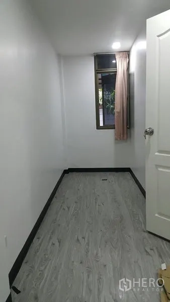 店屋 出租在Watthana, Bangkok - 小型侧房，带窗户、窗帘和白色门，适合储物或办公。