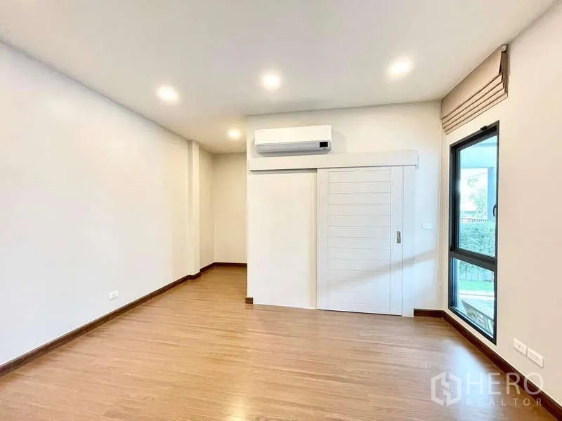 บ้าน ให้เช่าในBang Phli, Samut Prakan - ห้องอเนกประสงค์พื้นไม้ มีเครื่องปรับอากาศและหน้าต่างสูง