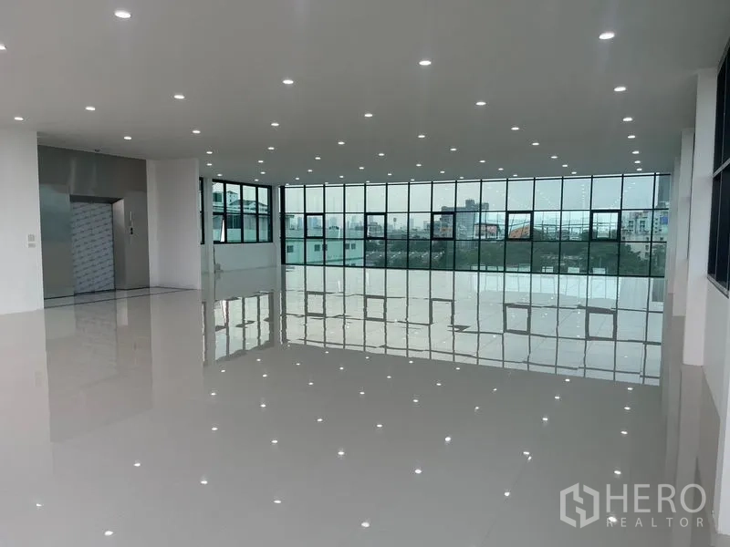 带办公室的家 出租或出售在Wang Thonglang, Bangkok - 宽敞楼层，带电梯出入口与城市景观