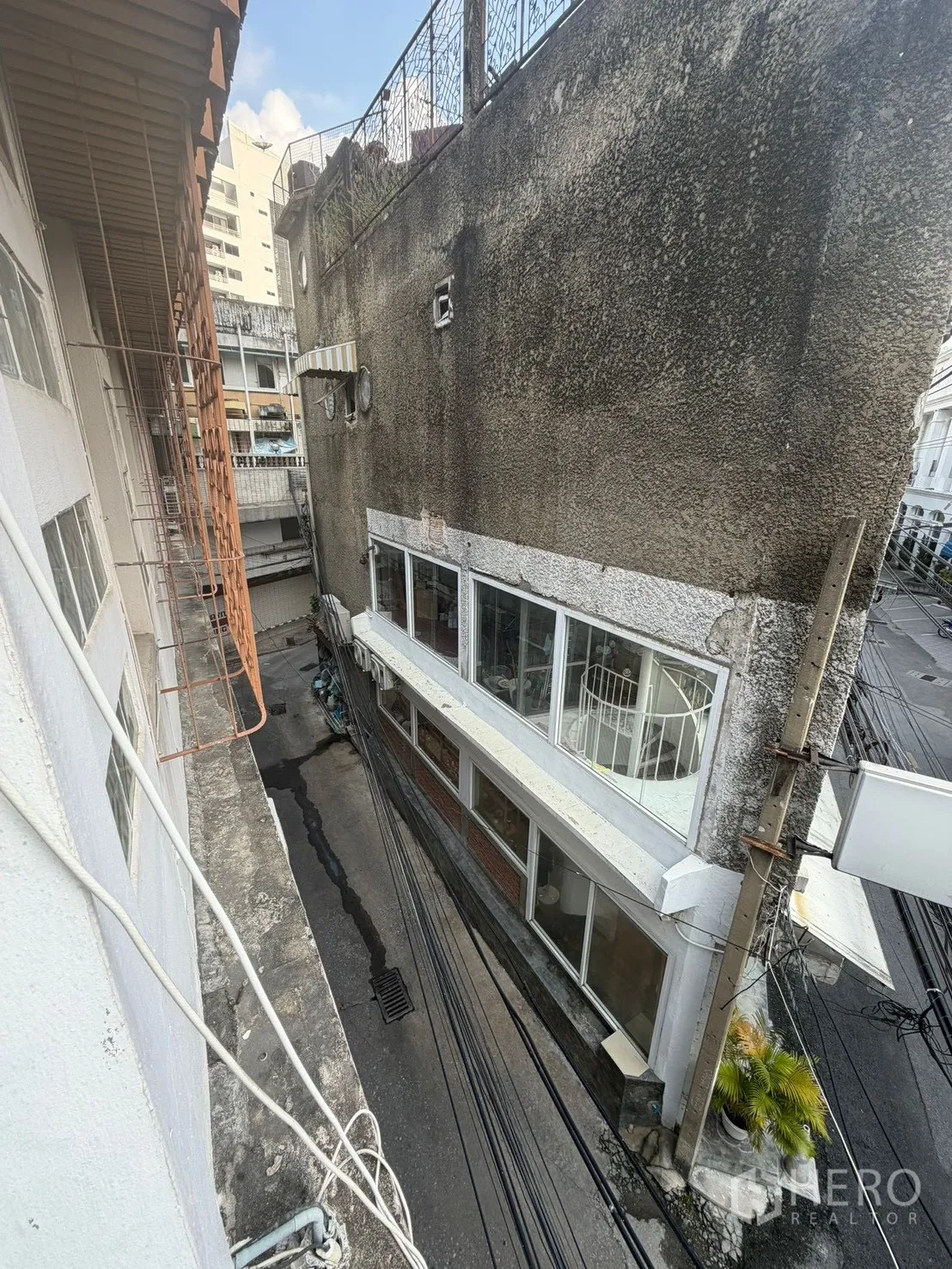 店屋 for rent in Watthana, Bangkok - 从高层望向两侧建筑之间的狭窄巷道。