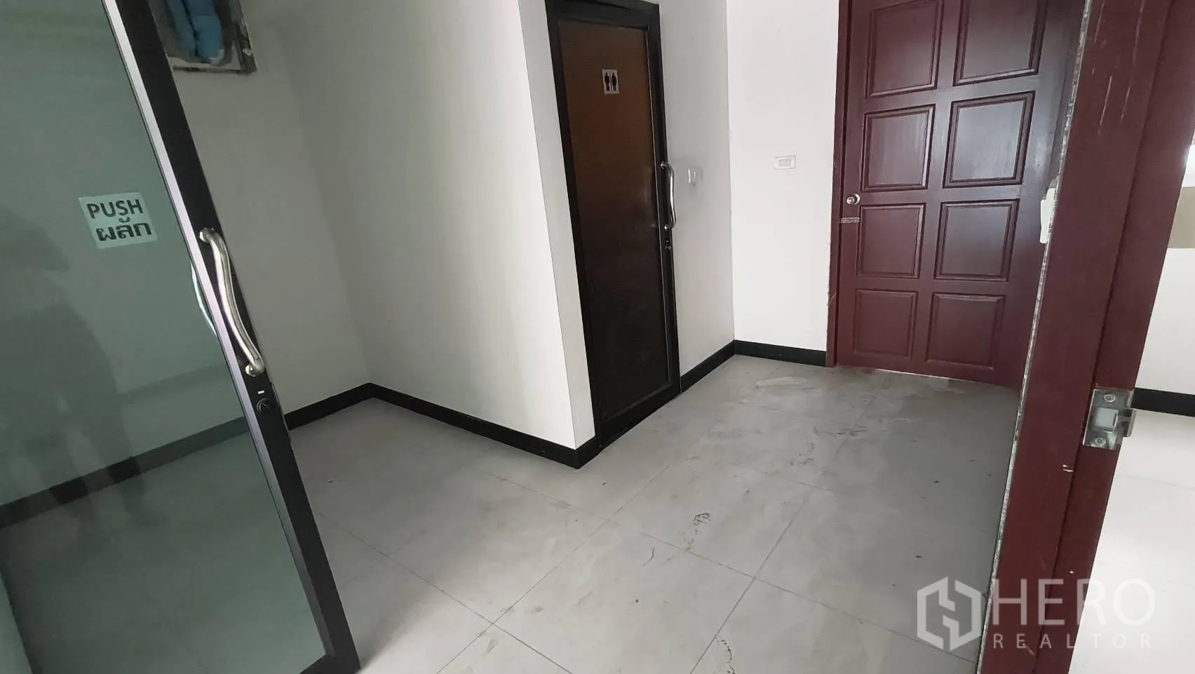 办公空间 出租在Khlong Toei, Bangkok - 小前厅，玻璃门与卫生间入口。