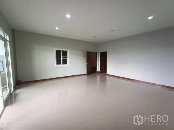 โรงงาน ให้เช่าหรือขายในMueang Samut Sakhon, Samut Sakhon - ออฟฟิศชั้นล่างสว่าง พื้นกระเบื้อง ไฟดาวน์ไลท์ และประตูกระจก