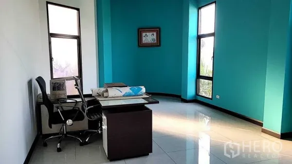 โรงงาน ขายในSaphan Sung, Bangkok - ห้องทำงานส่วนตัวโทนสีเขียวฟ้า มีโต๊ะและหน้าต่างรับแสงธรรมชาติ