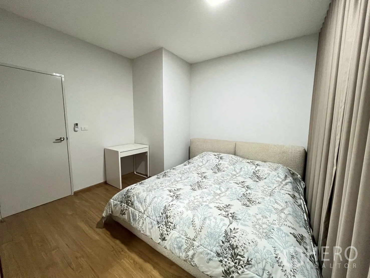 ทาวน์เฮาส์ for rent in Bang Phli, Samut Prakan - ห้องนอนอบอุ่นมีเตียงหัวบุ ผ้าม่าน และโต๊ะทำงานขนาดเล็ก.