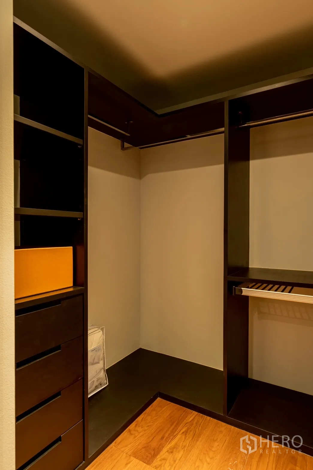 คอนโด for rent or sale in Pathum Wan, Bangkok - วอล์กอินคลอเซ็ตพร้อมชั้น ลิ้นชัก และราวแขวนเสื้อผ้า
