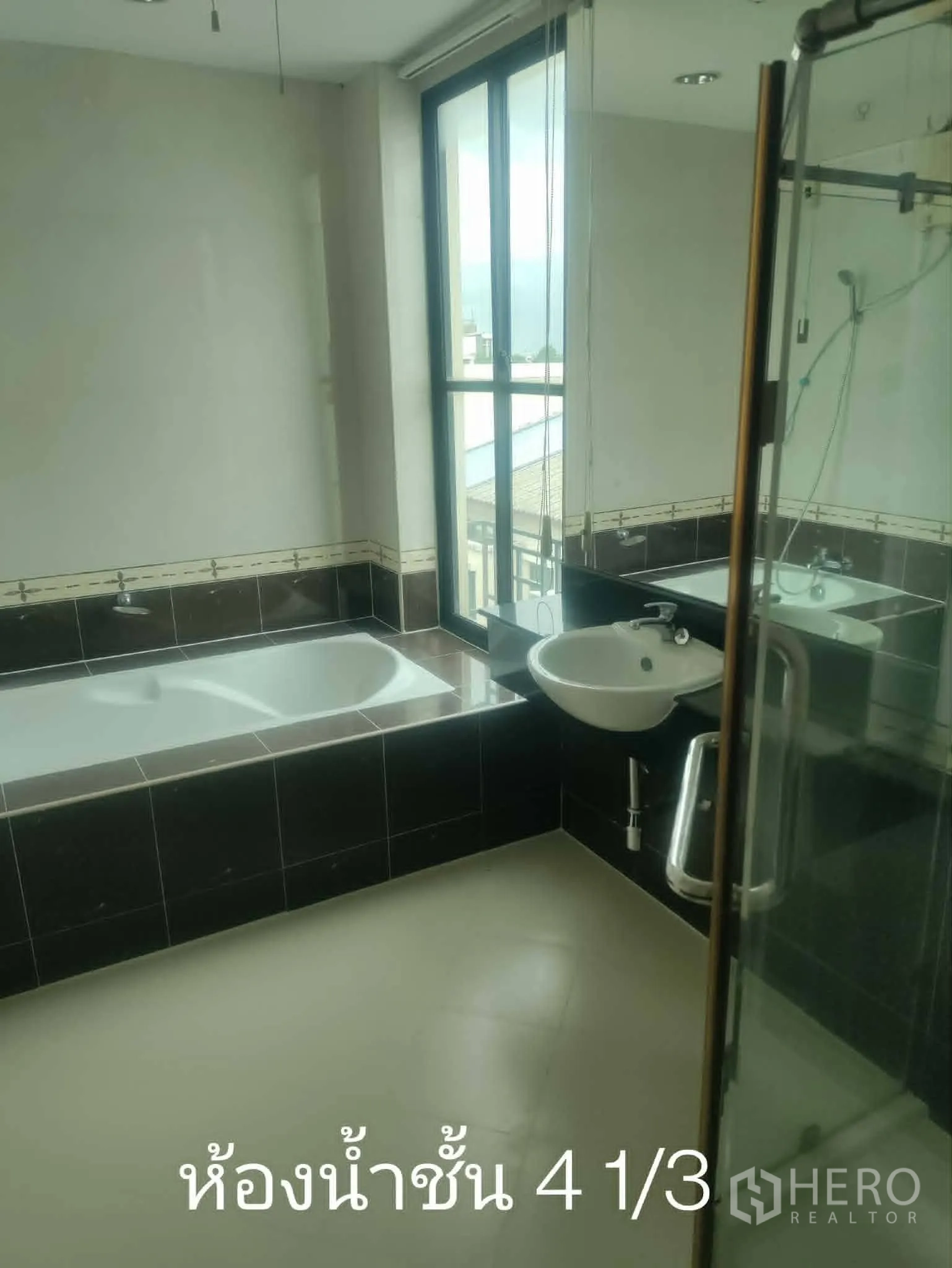 家庭办公室 for rent in Lat Phrao, Bangkok - 浴室设浴缸、大窗与独立淋浴区。