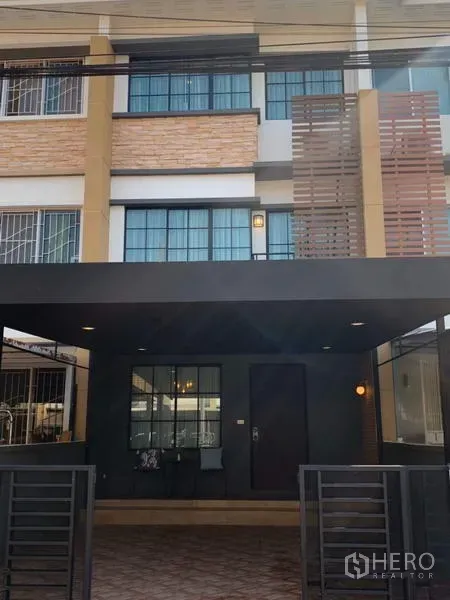 Townhouse for rent in Bang Kapi, Bangkok - Modern three-storey townhouse facade with covered carport and gated entry in Bang Kapi.