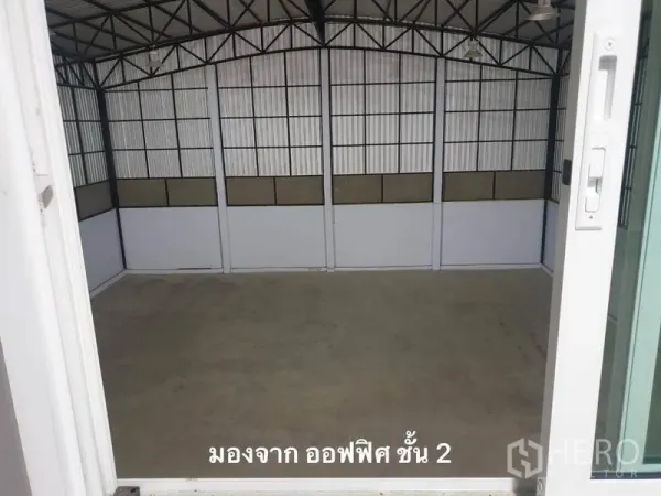 คลังสินค้า ให้เช่าในBang Kapi, Bangkok - ฮอลล์เก็บของโล่ง มองจากออฟฟิศชั้นสอง โครงหลังคาเหล็กและผนังสูง