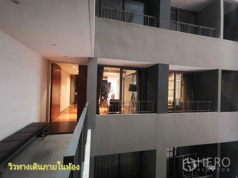 公寓 出租在Yan Nawa, Bangkok - 室内走廊俯瞰开放式中庭，可见单元入口与小阳台。