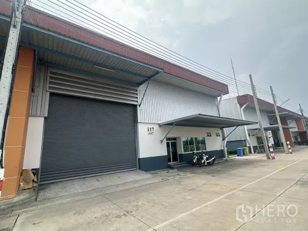 工厂 出租在Bang Phli, Samut Prakan - 邦普里工厂外观，大型卷闸门、遮雨挑檐与装卸车道