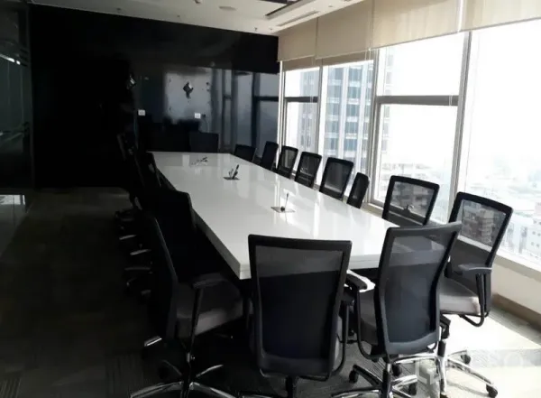 办公空间 出租在Bang Rak, Bangkok - 大型会议室，长白色会议桌与城市景观窗，位于邦拉区。