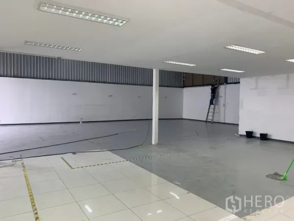 คลังสินค้า ให้เช่าในSuan Luang, Bangkok - พื้นที่จัดเก็บโล่ง พื้นคอนกรีตเรียบ เสาเว้นระยะกว้าง