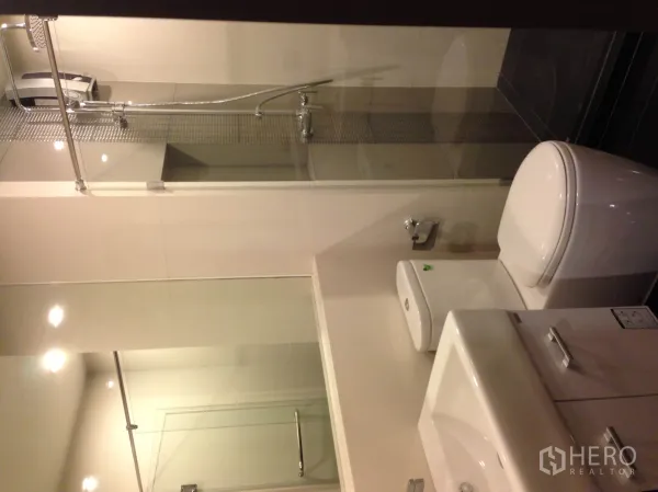 คอนโด ให้เช่าในSathon, Bangkok - ห้องน้ำทันสมัย ฝักบัวกั้นกระจก อ่างล้างหน้า และโถสุขภัณฑ์