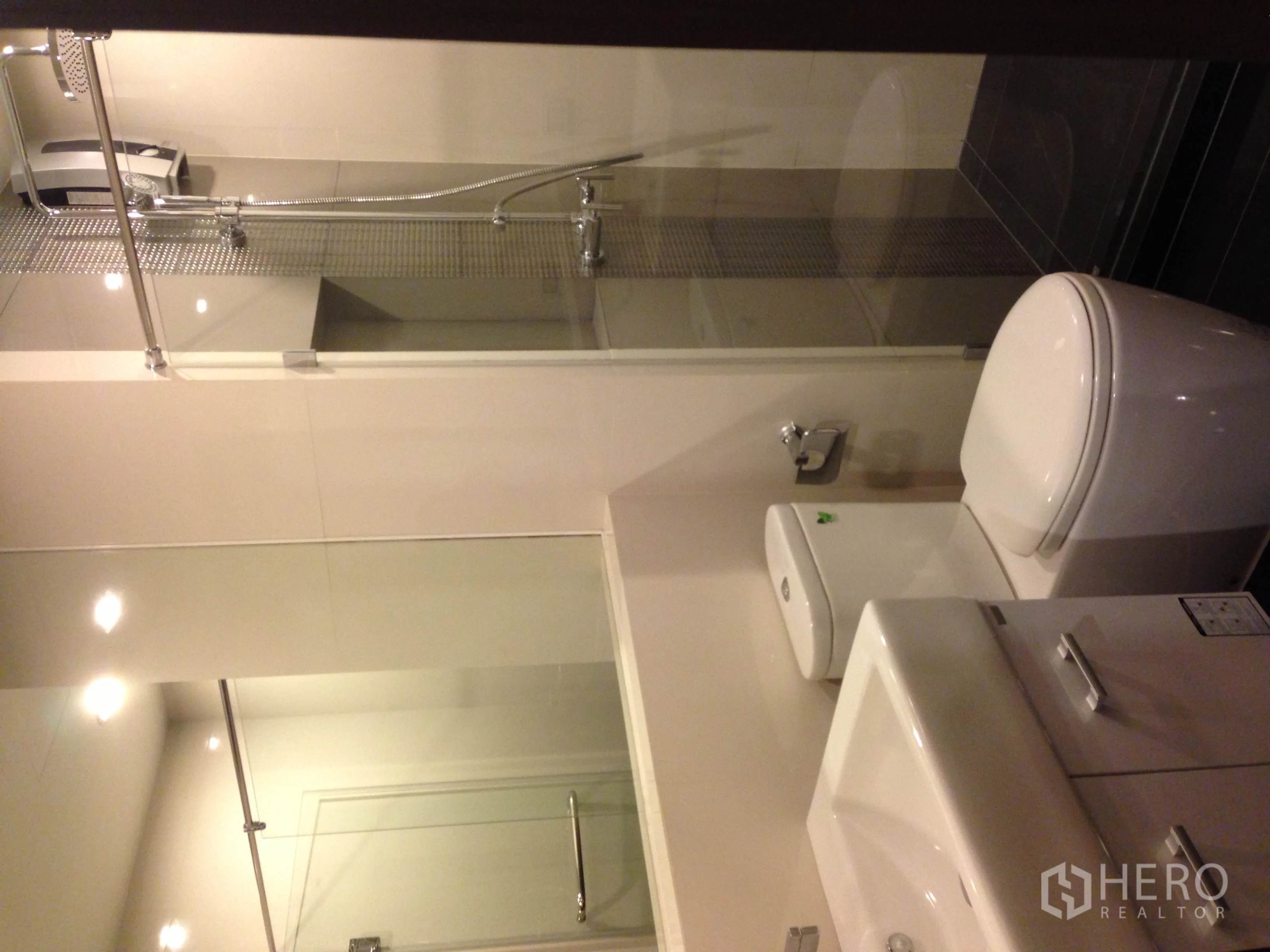 คอนโด ให้เช่าในSathon, Bangkok - ห้องน้ำทันสมัย ฝักบัวกั้นกระจก อ่างล้างหน้า และโถสุขภัณฑ์
