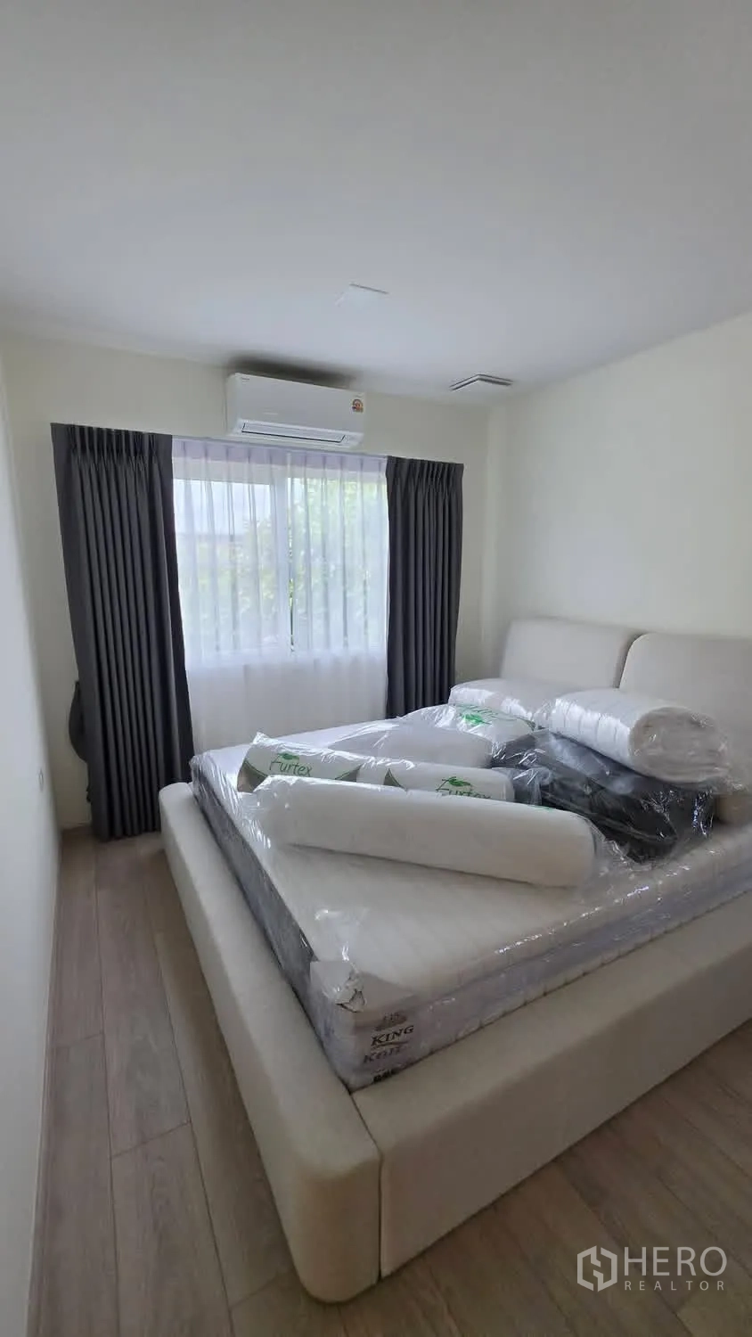 独栋房屋 for rent in Bang Phli, Samut Prakan - 卧室配大床、落地窗帘与空调。