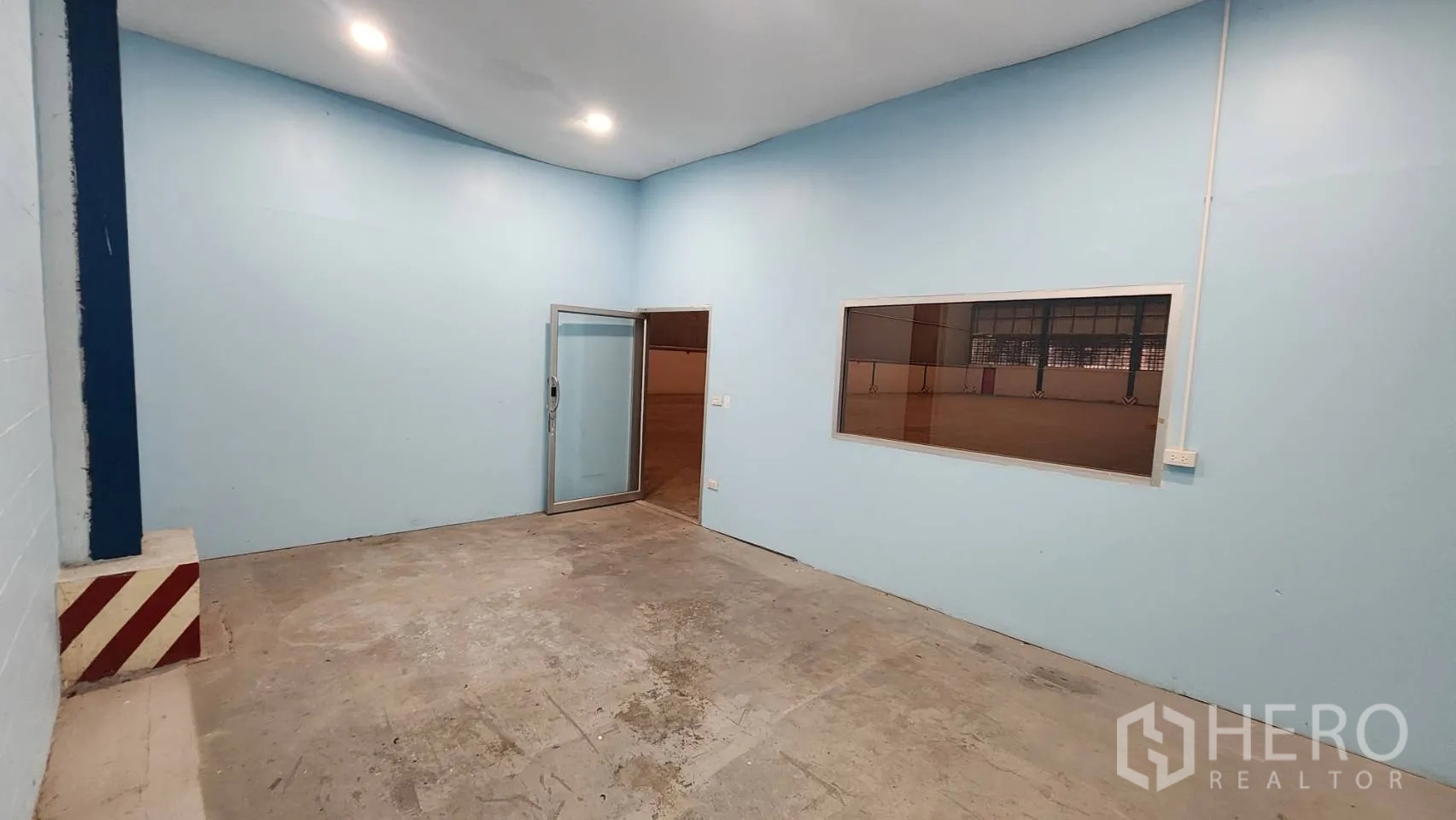 货栈 出租在Mueang Samut Prakan, Samut Prakan - 办公室房间一角，可见通往仓库的窗与推拉玻璃门