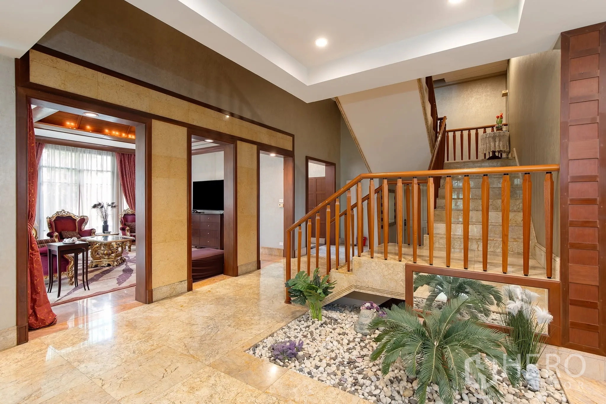 บ้านเดี่ยว for rent or sale in Watthana, Bangkok - พื้นที่โอเพ่นแพลนพร้อมครัวไอแลนด์ ตู้กระจก และบันได