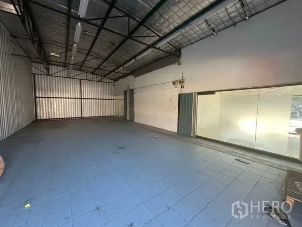 คลังสินค้า ให้เช่าในSaphan Sung, Bangkok - ภายในโกดัง 200 ตร.ม. เพดานโครงเหล็กสูง ผนังเมทัลชีท พื้นกระเบื้อง พร้อมหน้าต่างกระจกบานใหญ่ ย่านสะพานสูง