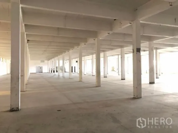 Factory for rent in Bang Phli, Samut Prakan - Bright manufacturing floor with evenly spaced white pillars and clear aisles on a concrete surface.
