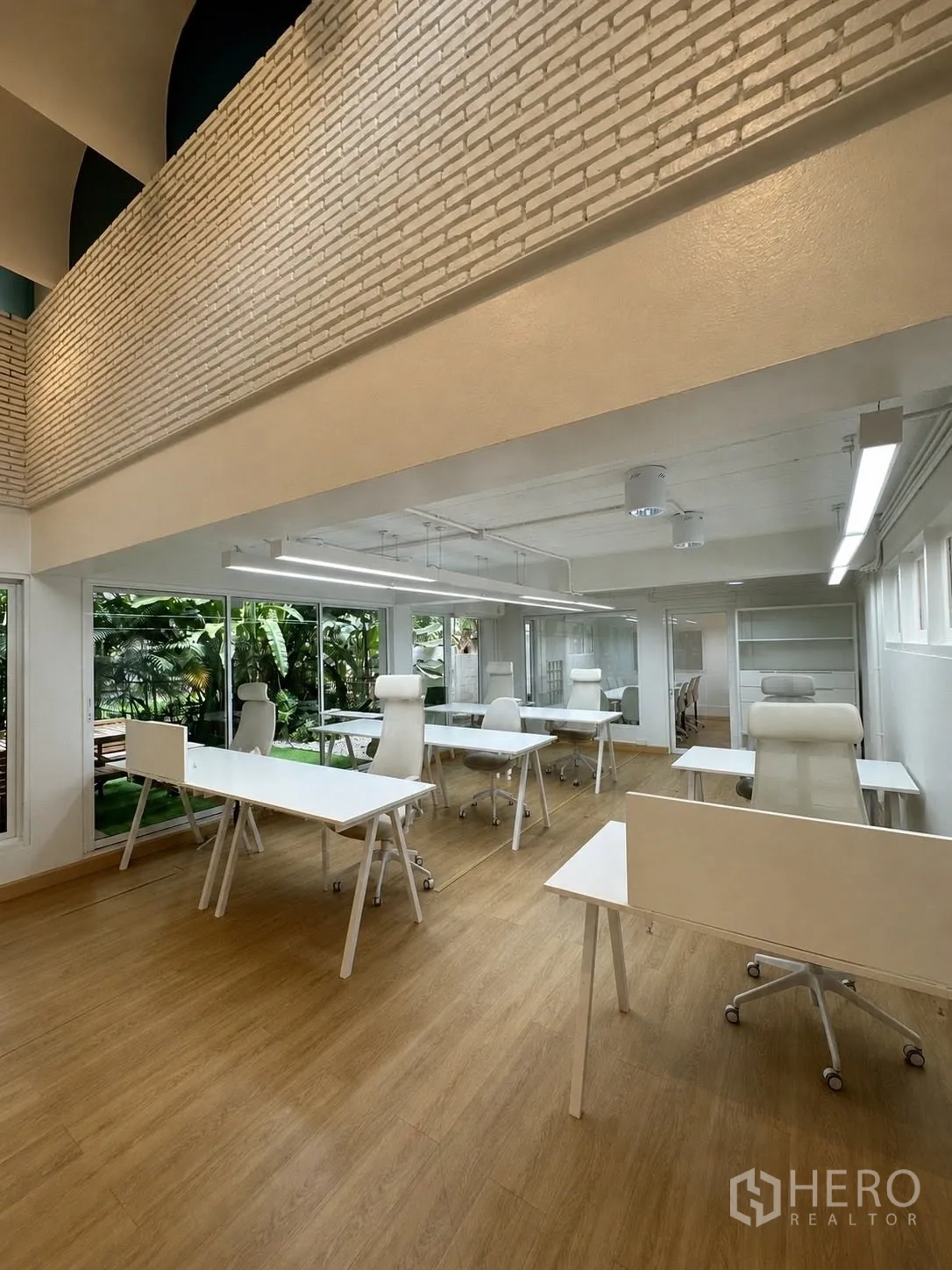 办公室 for rent in Phaya Thai, Bangkok - 开放式办公室，挑高天花、砖纹装饰墙与办公桌。