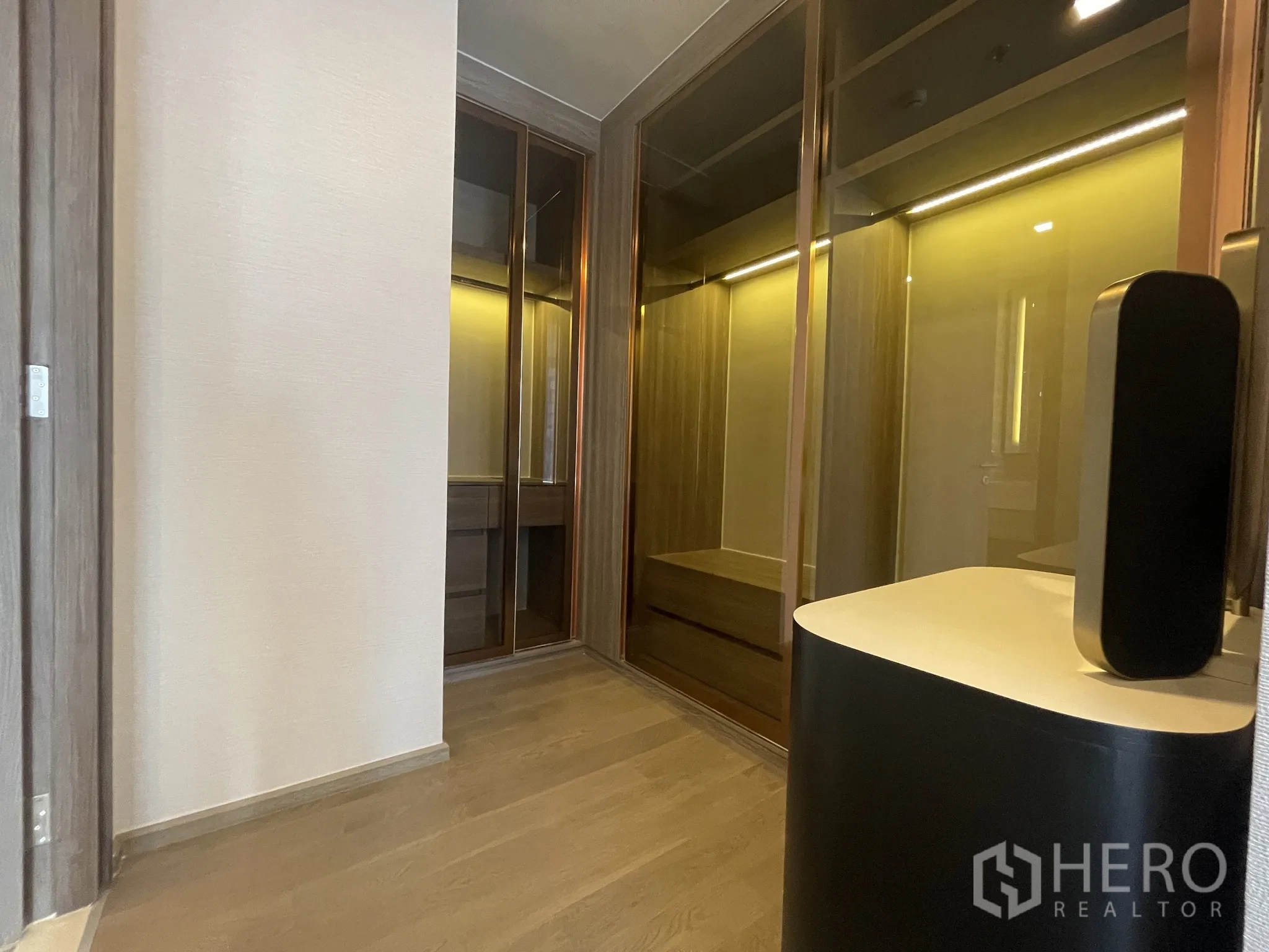 公寓 for rent in Watthana, Bangkok - 走廊通向更衣区，衣柜内置照明。