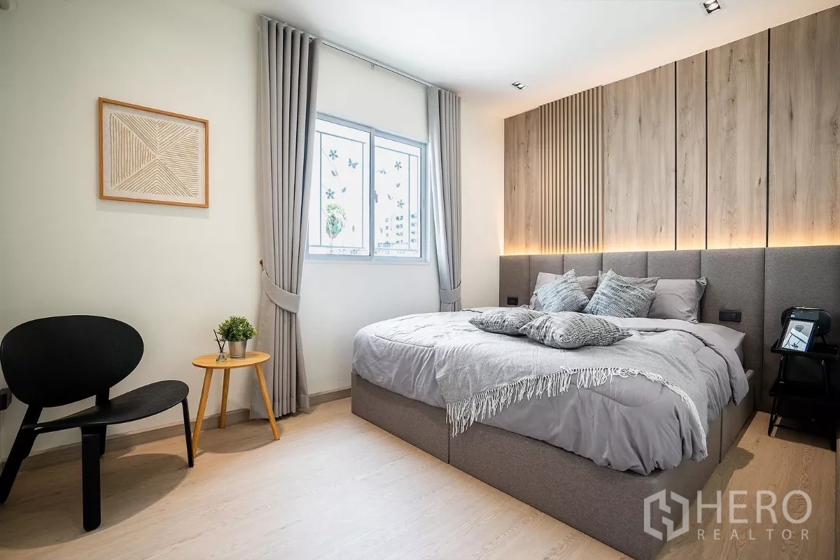 บ้าน ให้เช่าในHuai Khwang, Bangkok - ห้องนอนกว้าง ผนังไฮไลต์ เก้าอี้แต่งห้อง และม่านสีเทา