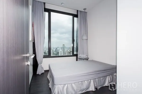 公寓 出租或出售在Watthana, Bangkok - 卧室配大窗，俯瞰曼谷天际线