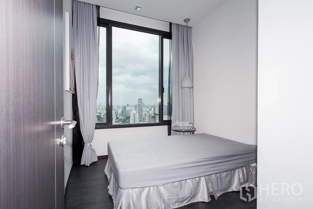 公寓 出租或出售在Watthana, Bangkok - 卧室配大窗，俯瞰曼谷天际线