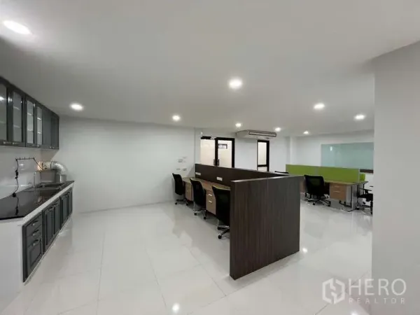 Office Space for rent in Prawet, Bangkok - Open-plan office in Prawet with workstations, built-in pantry cabinets and bright downlights.