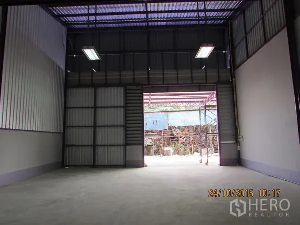 คลังสินค้า ให้เช่าในBang Khen, Bangkok - ประตูม้วนเหล็กขนาดใหญ่ เปิดสู่โซนขนถ่ายสินค้า พร้อมไฟส่องสว่าง